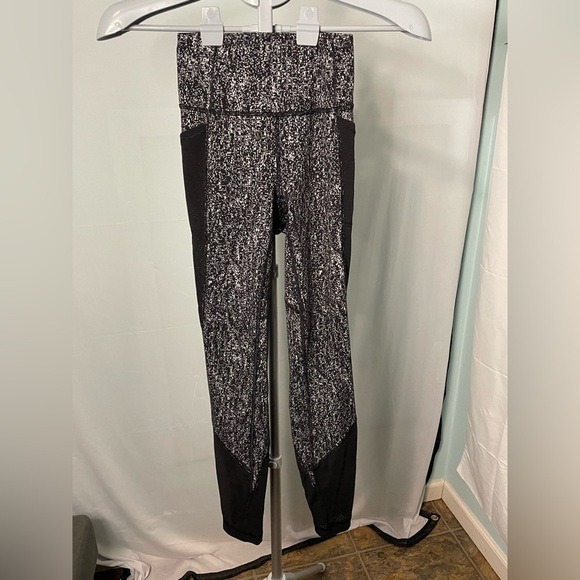 Lululemon black‎ and white leggings with pockets size 2 - Picture 1 of 7